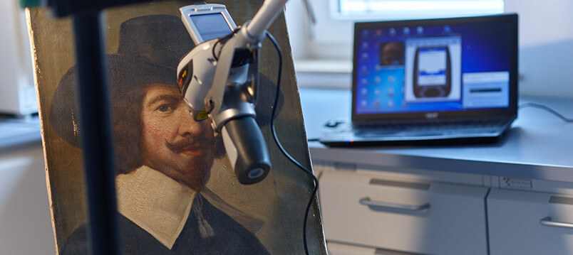 Gemäldeanalyse mit Pistole