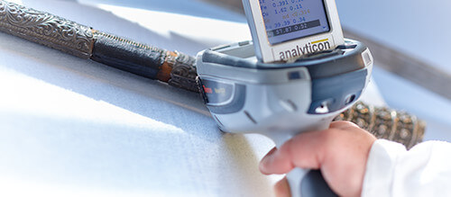 Analyse eines Schwerts mit portablem Röntgenfluoreszenz-Analysator