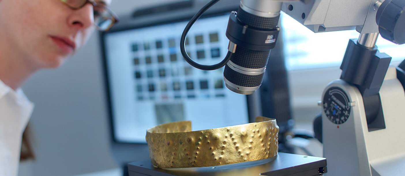 Doris Mucha am Mikroskop