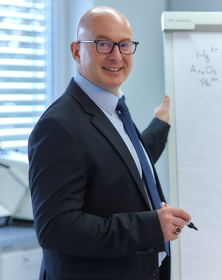 Dr. Boaz Paz vor einer Flipchart während einer Weiterbildung