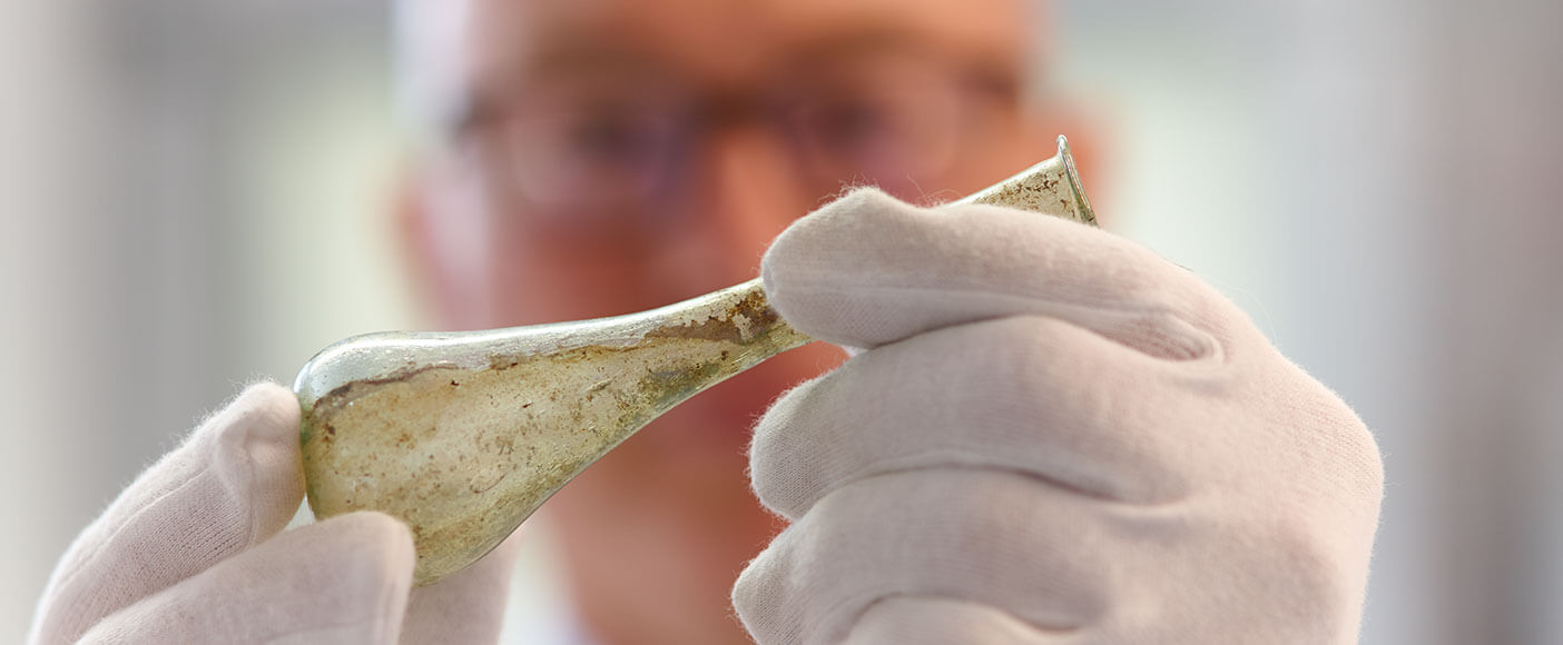 Ein Tränenglas in den Händen von Dr. Boaz Paz